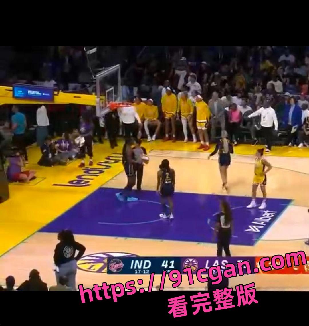 WNBA比赛突发奇葩事件：女球员竟意外掉落绿色假鸡巴引发热议 网友调侃这算不算使用兴奋剂？-4