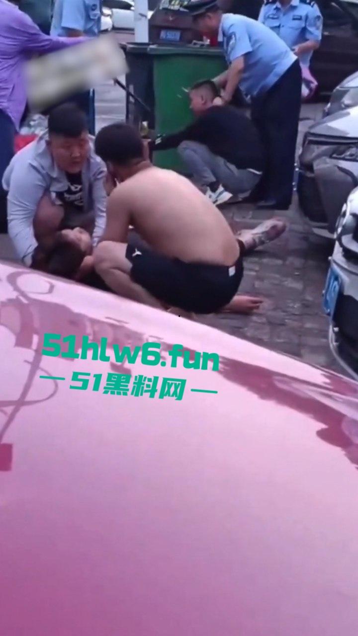 天津砍杀现场，已婚女劈腿偷吃小鲜肉被老公发现，原配愤怒带刀将鲜肉男当街砍杀。-1