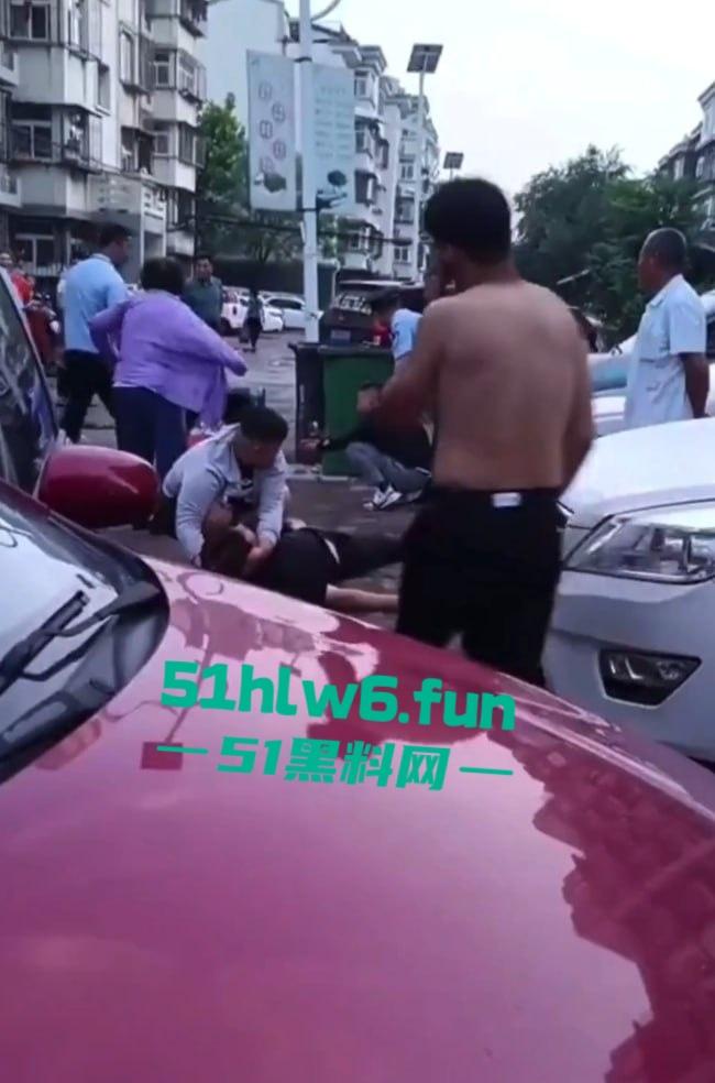 天津砍杀现场，已婚女劈腿偷吃小鲜肉被老公发现，原配愤怒带刀将鲜肉男当街砍杀。-3
