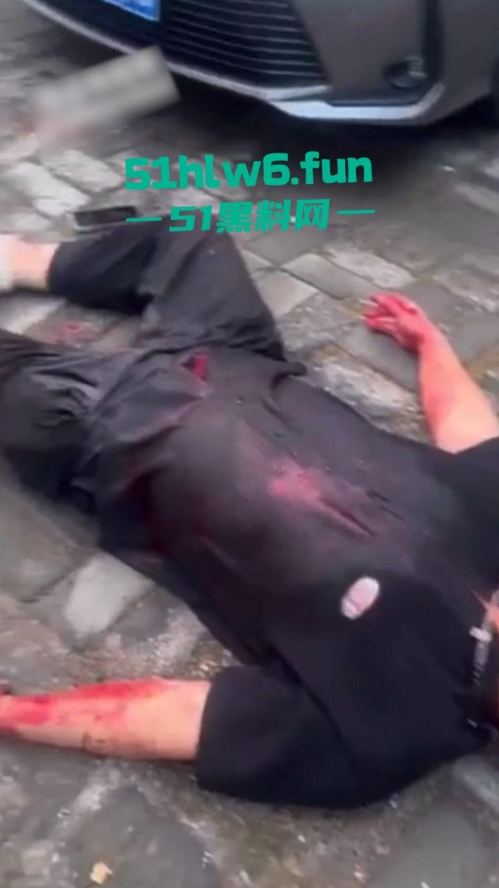 天津砍杀现场，已婚女劈腿偷吃小鲜肉被老公发现，原配愤怒带刀将鲜肉男当街砍杀。-5