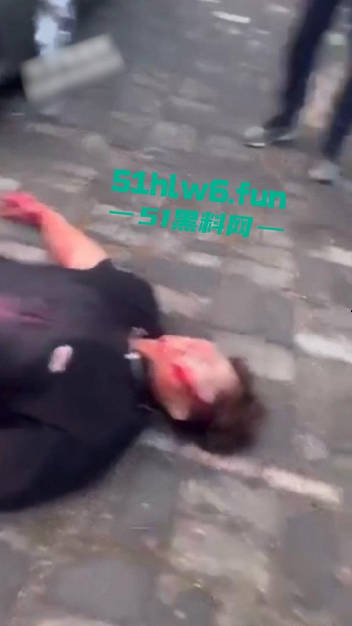 天津砍杀现场，已婚女劈腿偷吃小鲜肉被老公发现，原配愤怒带刀将鲜肉男当街砍杀。-6