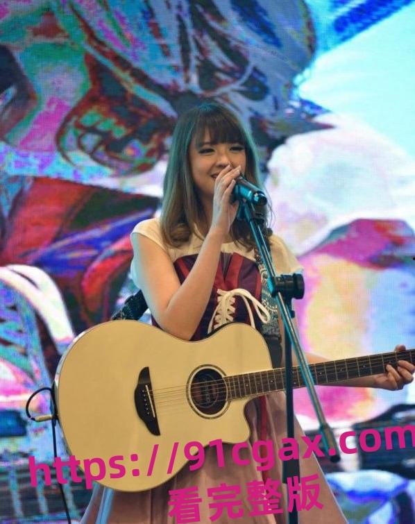 新加坡网络女歌手Amanda黑历史自拍流出 青涩的脸蛋下却是泛黑的骚逼反差太大!-5