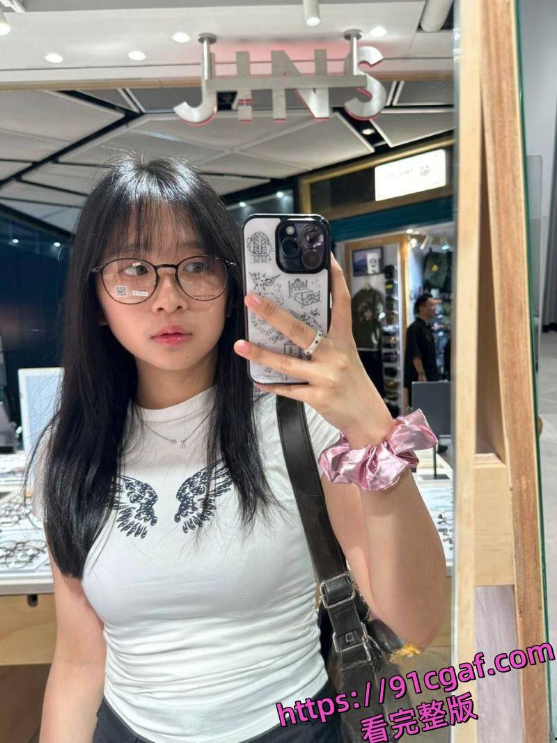 极品可爱学妹约炮学长视频泄密 樱唇裹住龟头吸吮啧啧声回荡 骑乘跨坐学长腰间-7