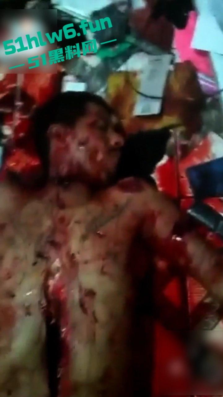 【血腥恐怖】印度三哥被妻子开膛破肚，男子为高种姓白人行为恶劣强奸妻子家人，终被妻子发现后杀害。-3