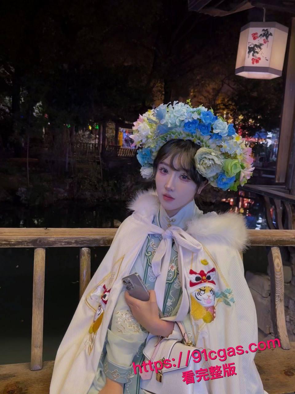 小母狗的大白腿搭配蜜桃臀户外露出很勾引人！-2