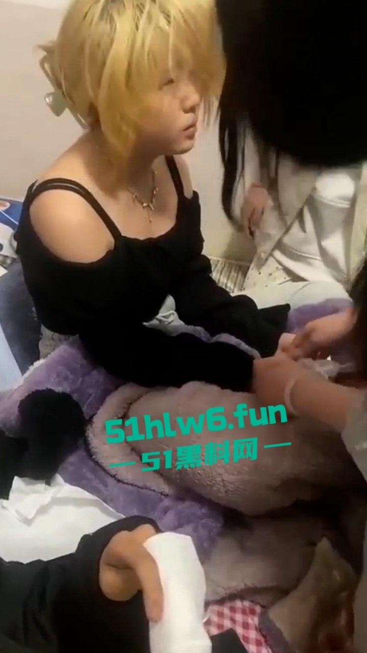 精神小妹霸气抓奸，黄毛小妹被学院大哥大哄骗上床，大嫂上门捉奸用巴掌亲切问候！-3