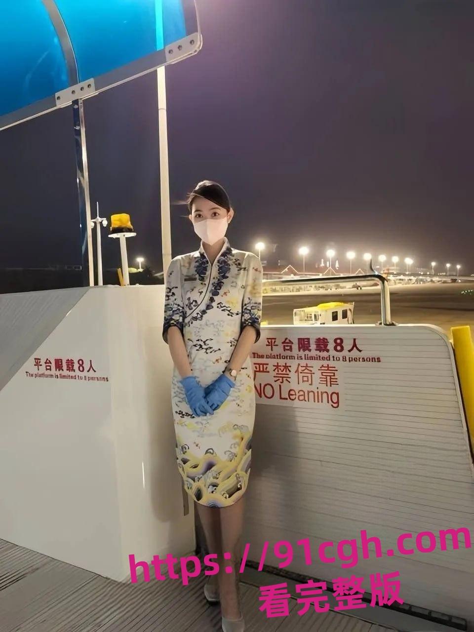 海南航空骚逼 海航阮姐 粉丝接机撕开丝袜被揉捏着阴蒂 抽插着小穴-1