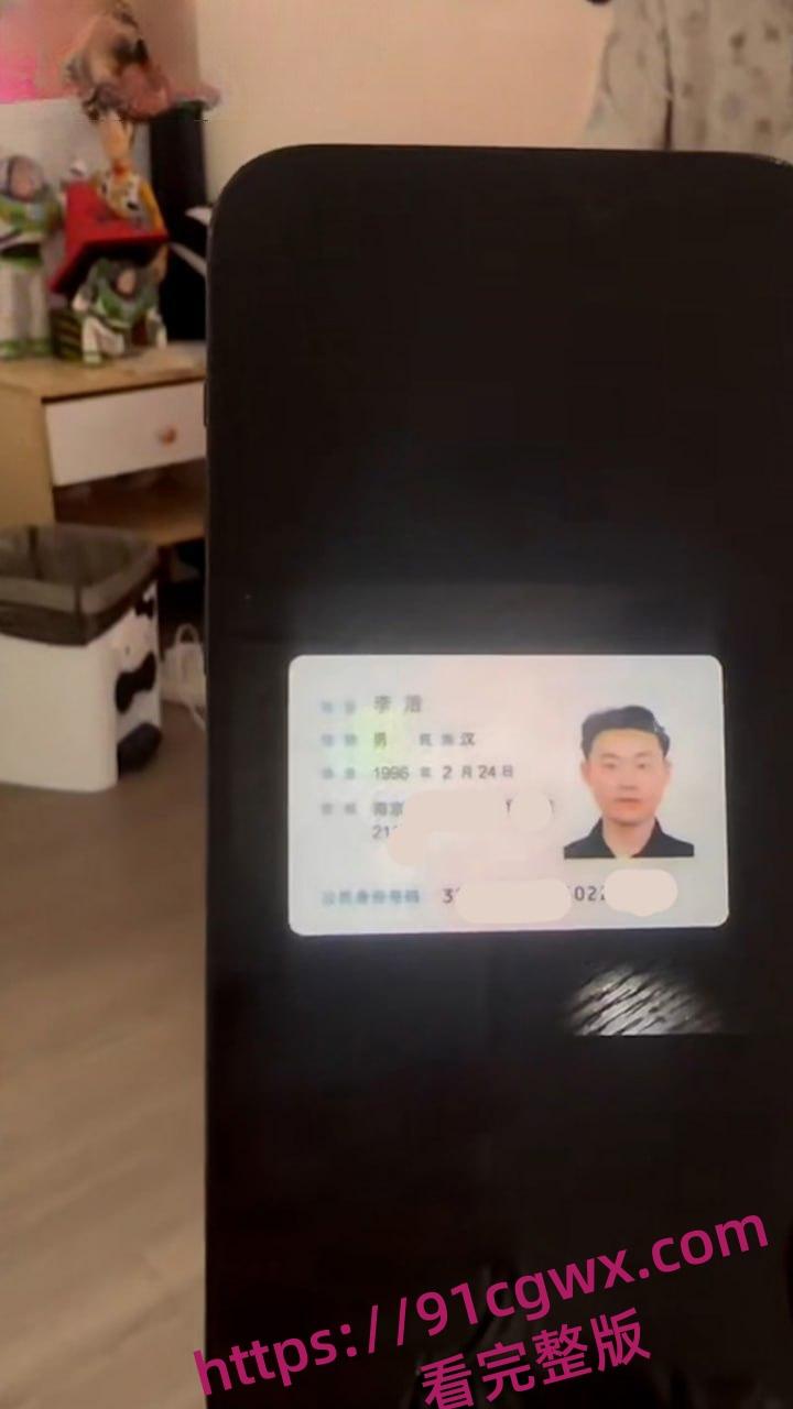 真实捉奸实录!老婆阳台藏奸夫被抓包 翘臀一扭还敢瞪眼 气得老公想扇飞她那骚脸!-5