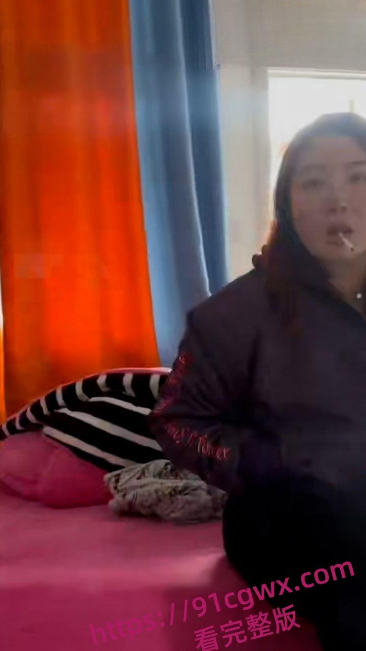 真实捉奸实录!老婆阳台藏奸夫被抓包 翘臀一扭还敢瞪眼 气得老公想扇飞她那骚脸!-6