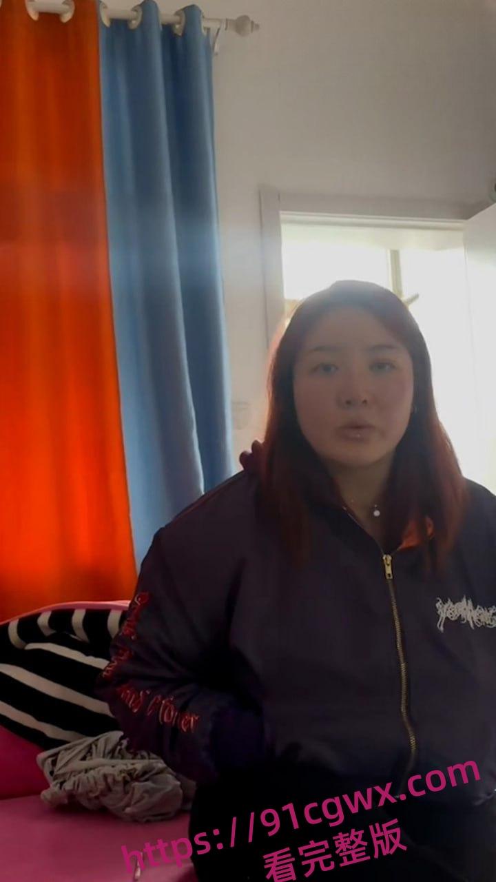 真实捉奸实录!老婆阳台藏奸夫被抓包 翘臀一扭还敢瞪眼 气得老公想扇飞她那骚脸!-7