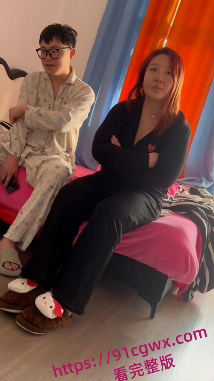 真实捉奸实录!老婆阳台藏奸夫被抓包 翘臀一扭还敢瞪眼 气得老公想扇飞她那骚脸!-9