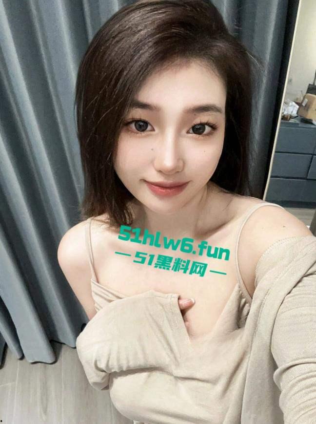 抖音网红【Aying】和男友爱爱视频流出，激情骑乘后入爆操，全程露脸呻吟不断。-1