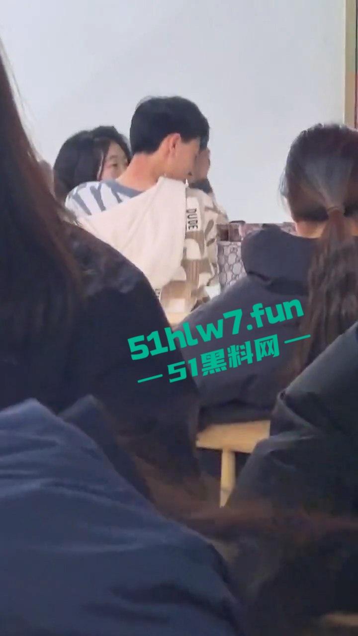 山东齐鲁大学情侣餐馆公然脱裤操逼，女生扒逼主动蹭鸡又搂又亲，操到高潮才满意。-2