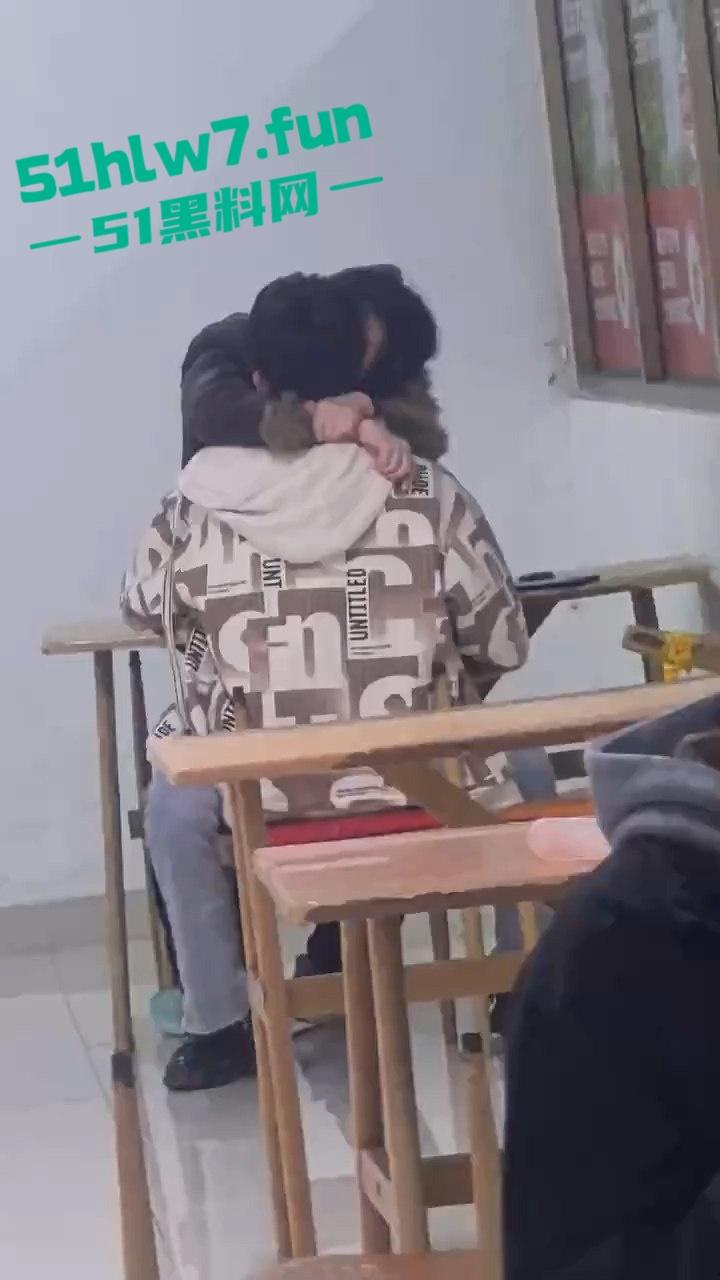 山东齐鲁大学情侣餐馆公然脱裤操逼，女生扒逼主动蹭鸡又搂又亲，操到高潮才满意。-5