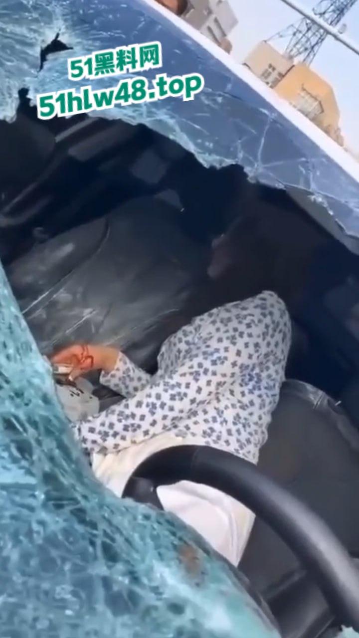 河北邢台最蠢原配，带姐妹家人砸车抓小三被吓的车里不敢出来，结果被玻璃划伤原配遭刑拘。-7