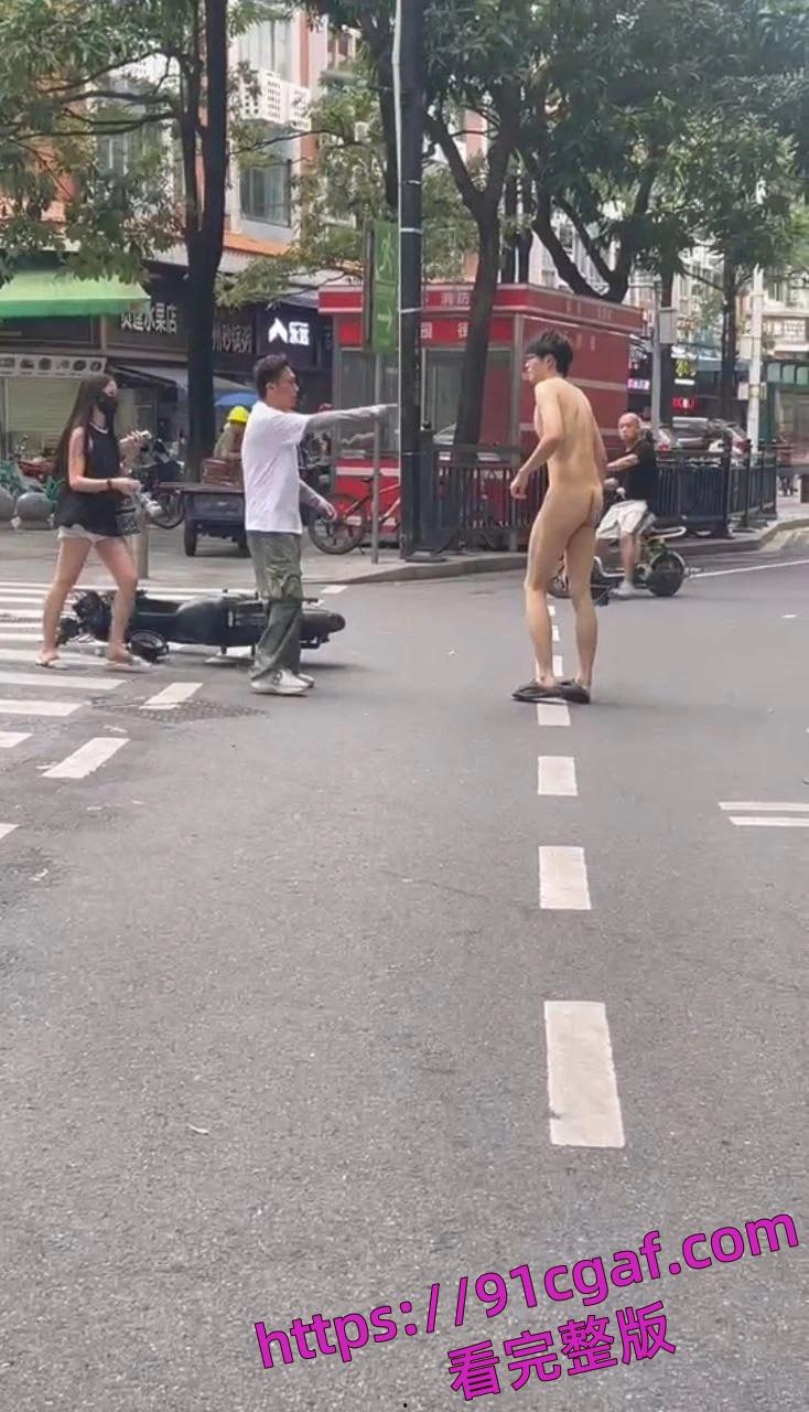 哥们胆大包天！一男子一丝不挂裸体尾随别人女友行为诡异-2