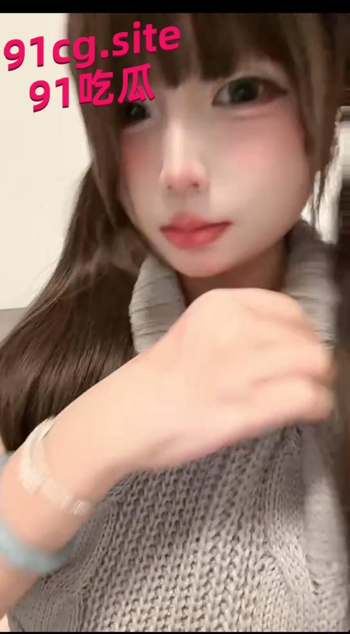 音乐学院极品颜值差距悬殊的学生班花，美貌无疑是一等一的她竟然背着男友和音乐老师搞暧昧-1