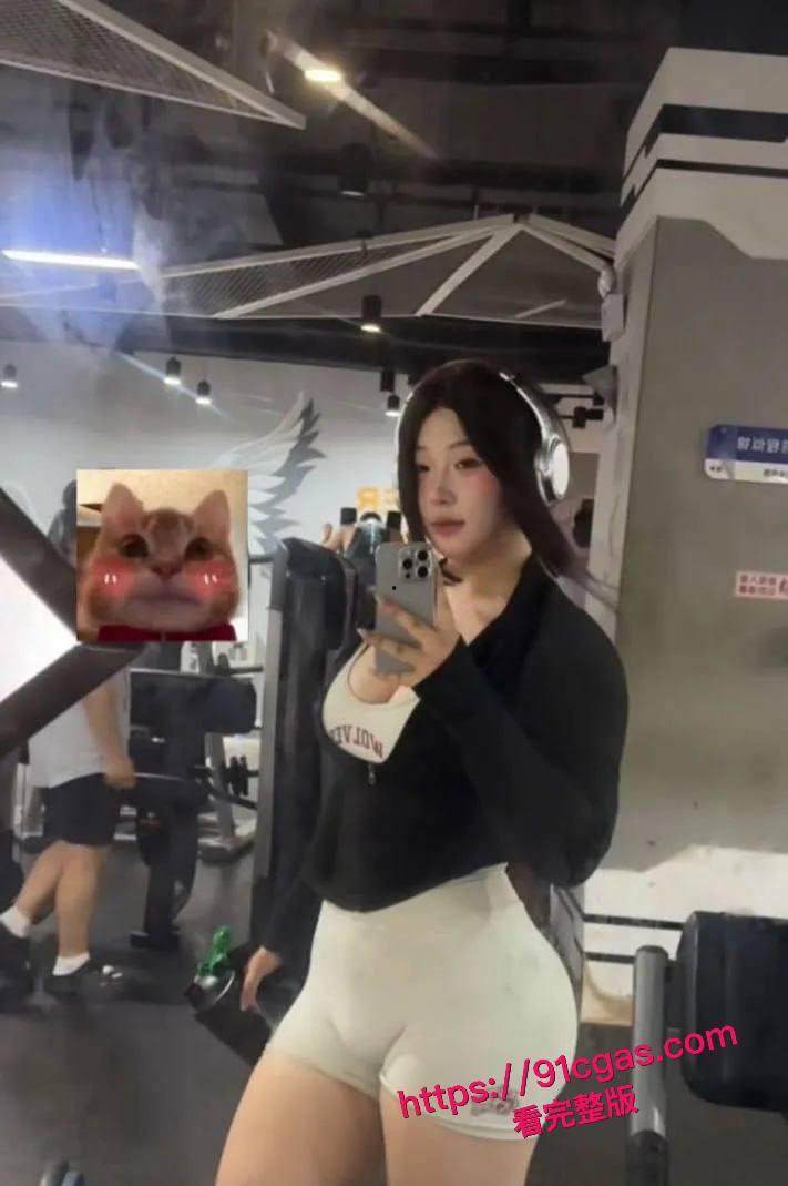 南京航空大学极品巨乳学生妹被金主包养，超辣身材摆拍画面太炸了-1