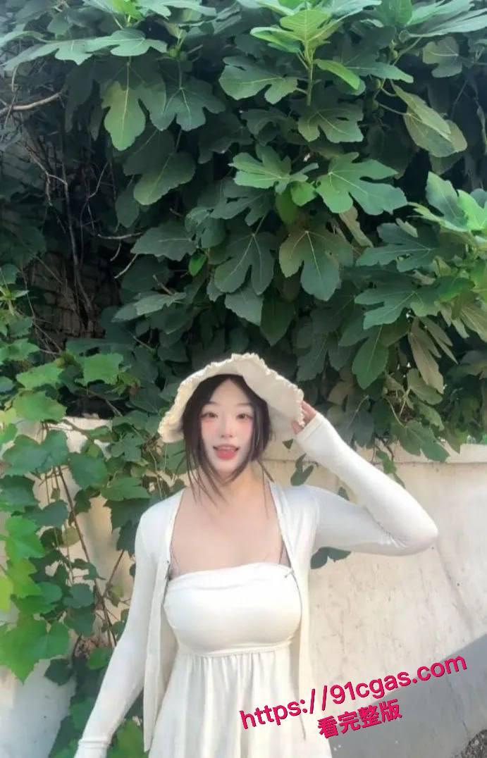 南京航空大学极品巨乳学生妹被金主包养，超辣身材摆拍画面太炸了-2