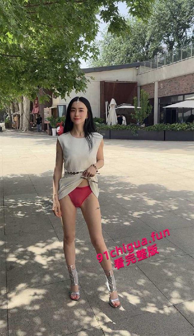 推特网红【西安大表姐】最新露出合集，餐厅商场天桥肆意露出狂欢自慰，淫荡表情反差到极致！-9