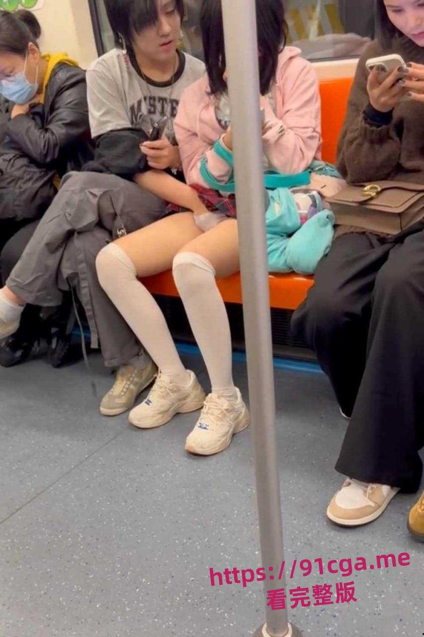 上海地铁7号线一对情侣车厢内 男子伸进女孩裤裆就是一顿掏-3