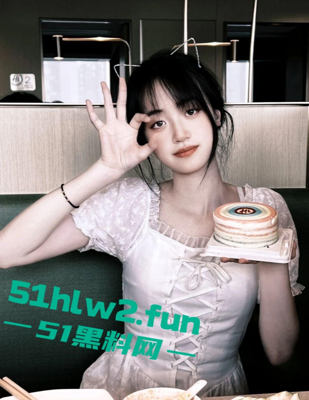 扬州大学骚母狗投稿出圈，JK黑丝无套后入骚气外露，逼脸同框看得粉丝心痒痒！-1