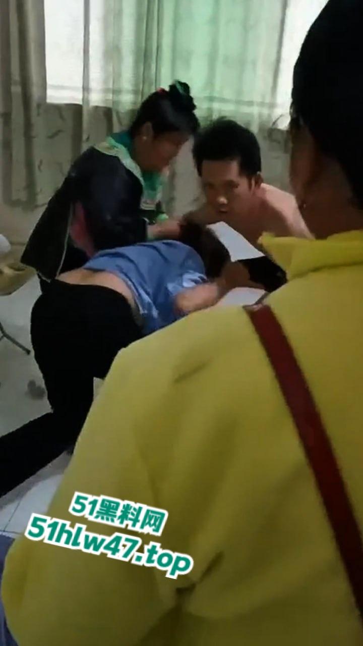 广西农村捉奸现场，大叔偷情同村妇女被妻子发现带人捉奸，不过这种货色的抓奸也是奇葩，老婆还是别人的好。-6