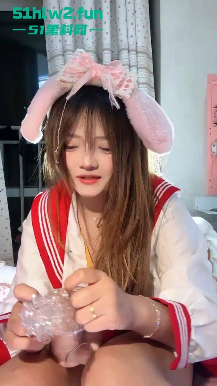 武汉18岁福利姬【少萝没人爱】私密论坛视频流出，超大章鱼足鸡巴极限逼里插首次爆肛！-1