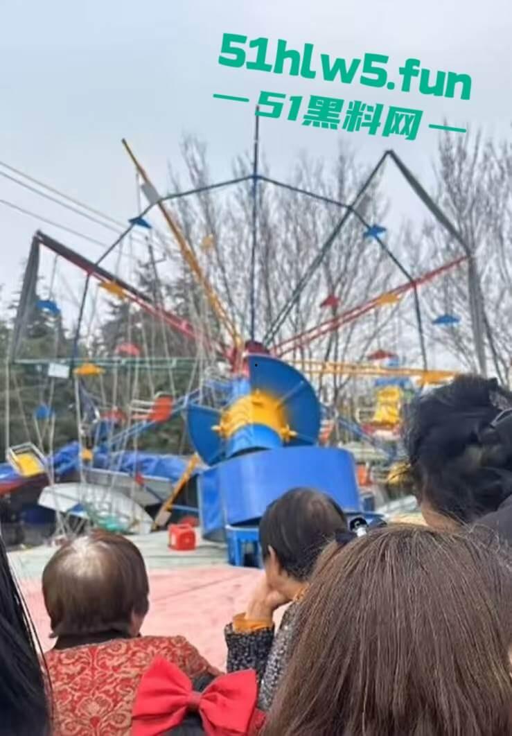 河南镇平庙会游乐设施发生故障致一家三口瞬间高空坠落，一死两伤现场惨不忍睹。-6