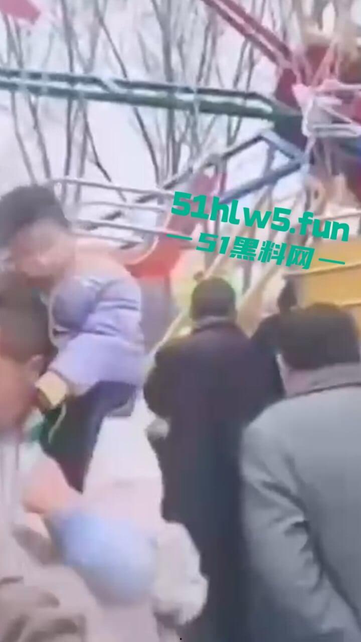河南镇平庙会游乐设施发生故障致一家三口瞬间高空坠落，一死两伤现场惨不忍睹。-9