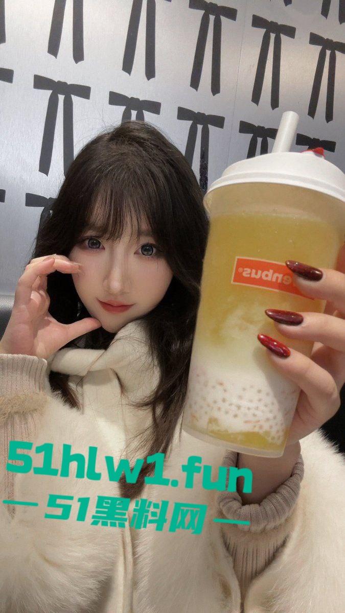 推特骚逼【酣睡小熊】凌晨被金主爸爸召唤上演制服秀，大半夜的街头玩露出，钱到位了金主一召唤美人即乖乖听命！-1