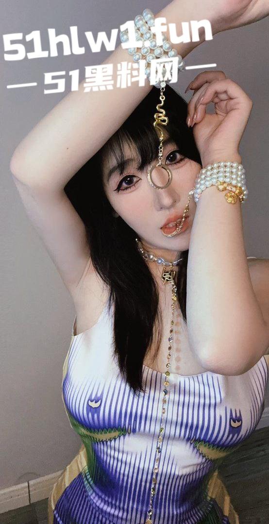 推特骚逼【酣睡小熊】凌晨被金主爸爸召唤上演制服秀，大半夜的街头玩露出，钱到位了金主一召唤美人即乖乖听命！-8