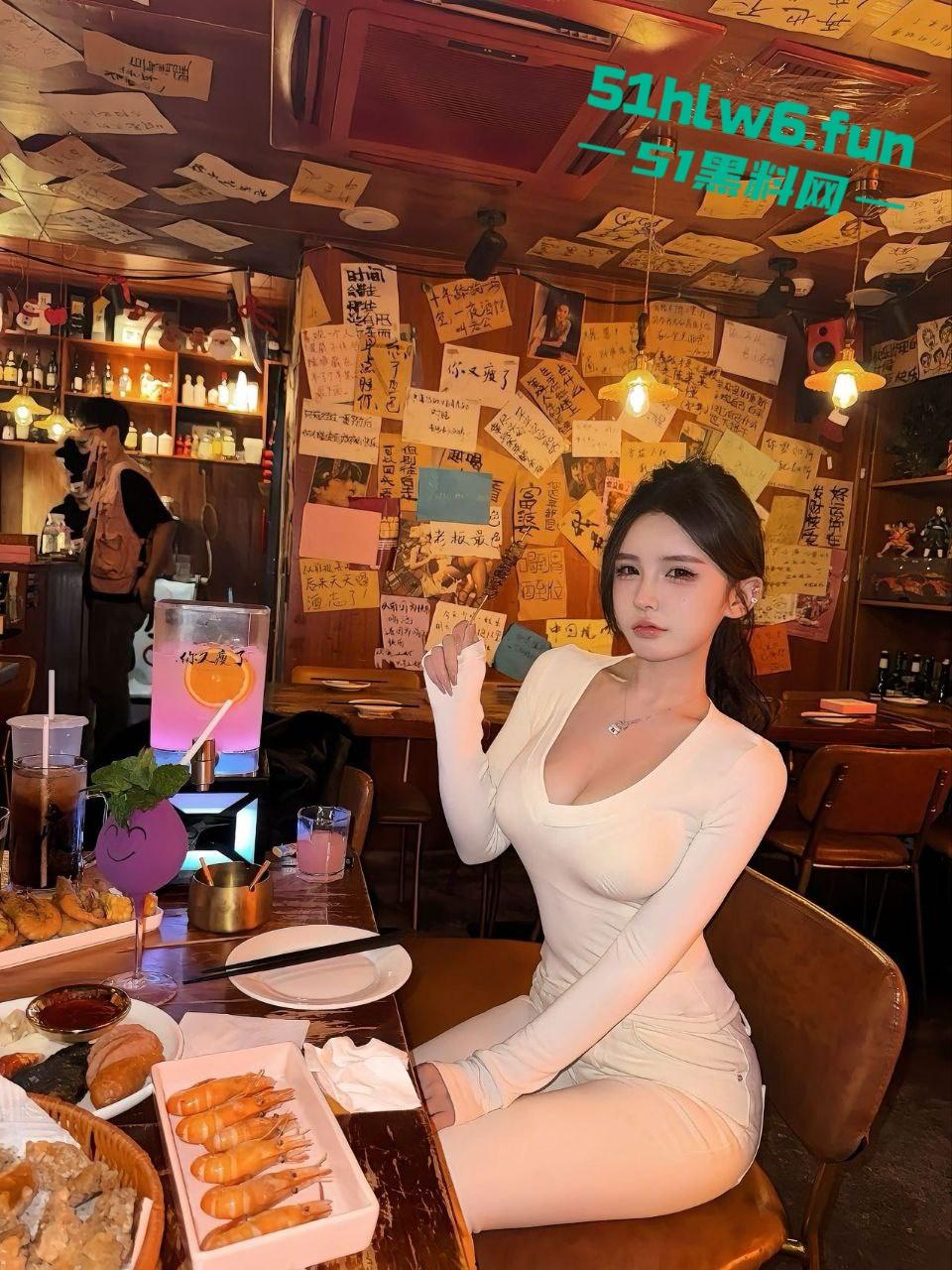 外围妹【丹丹】奶大逼骚陪睡富一晚净赚30万，拿钱跑路被皮条哥全网通辑骚料满天曝。-1