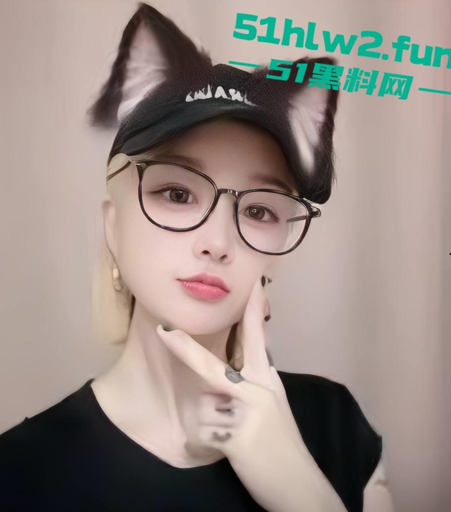 抖音骚逼主播【洁哥】线下约炮金主爸爸玩腻后被曝光做爱视频，口活一流表情销魂 这性感的身材太让人火大了。-9