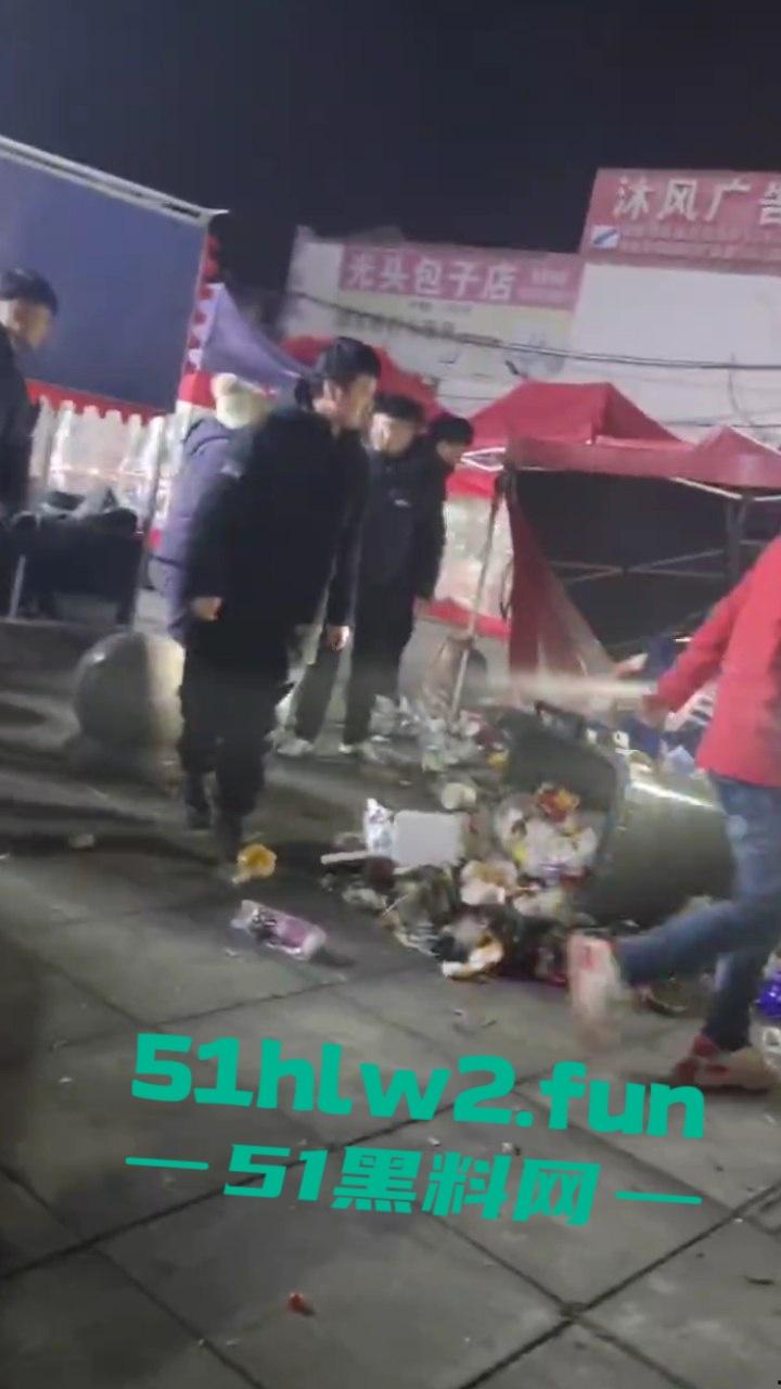 安徽亳州市利辛县，严重酒驾交通事故车辆闯进小摊贩人群中，其中伤者还有一孕妇。-4