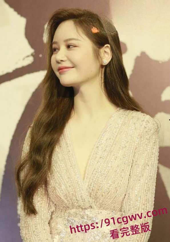 追龙2女主角,晶女郎邱意浓,直播时大方露奶给大家看,难怪王晶对她这么喜欢,原来奶子这么大-1