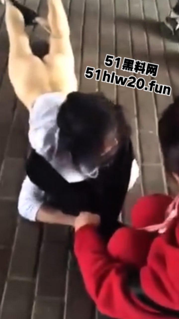 浙江街头捉奸现场，女子带家里弟弟和哥哥一起围堵小三当街扒光殴打，目前打人者已经被刑拘。-3