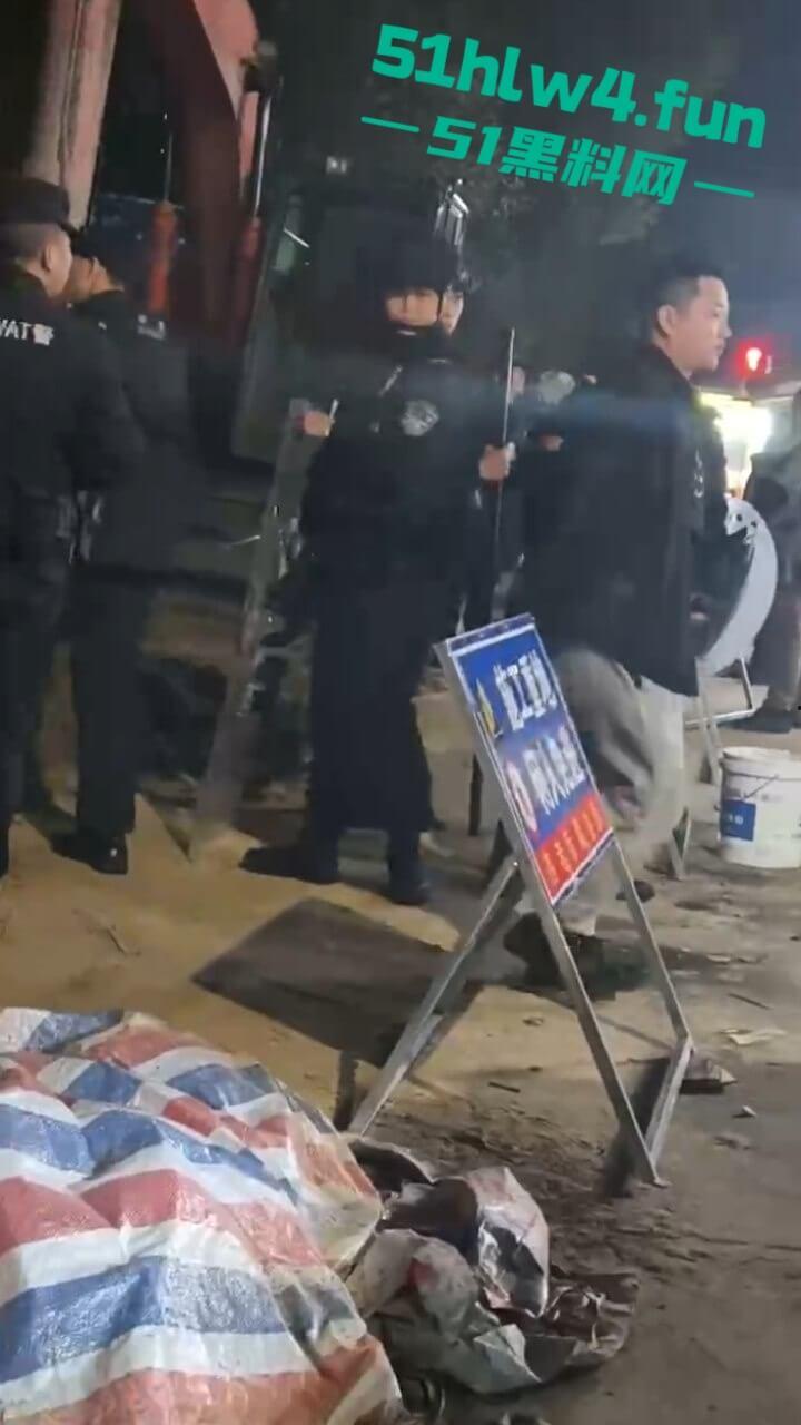 吉利学院杀人事件，女学生遭遇猥亵推搡中持刀将男子捅死，女孩已经被特警带走。-6